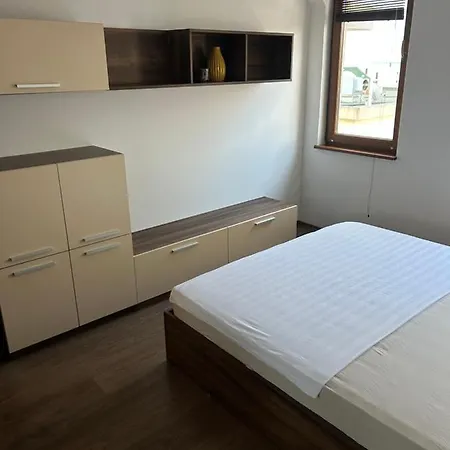 голям с прекрасна гледка кьм морето Apartment Ravda
